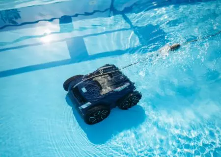 Robot limpiafondos en el fondo de una piscina, categor&iacute;a material de limpieza